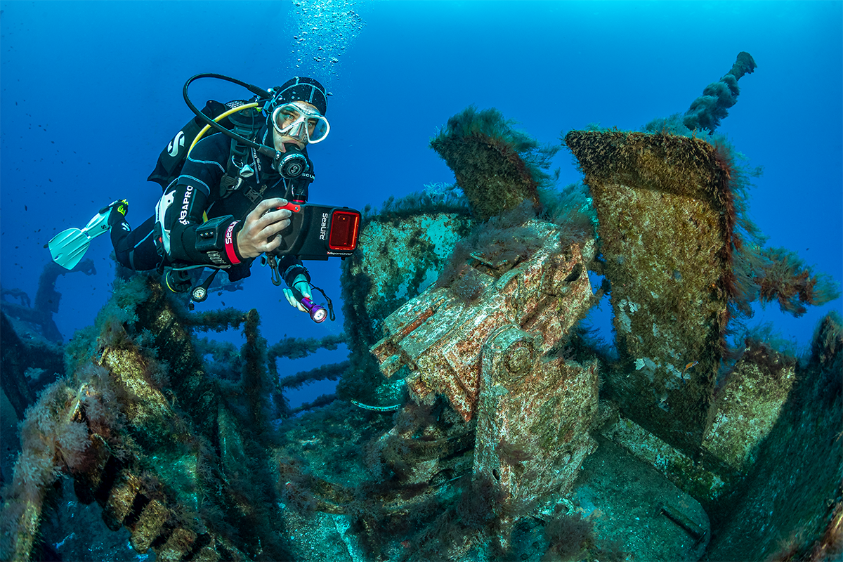 he app also allows you to control advanced camera settings, like Zoom, Lens selection, Exposure, Focus, White Balance, Tint, RAW capture, Live Photo and Background Blur, as if you were using a more sophisticated underwater camera.