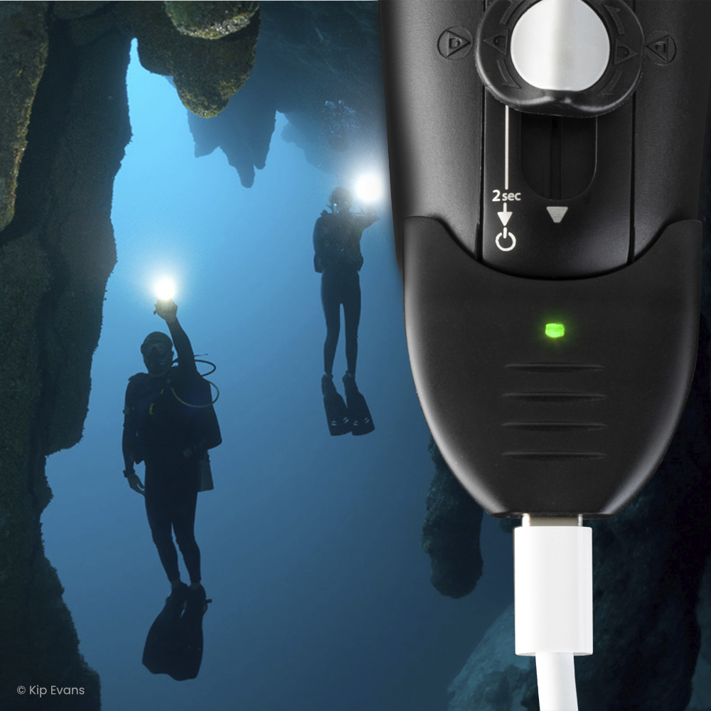 Sola 2500 Spot and Flood Dive Light usb c dongle