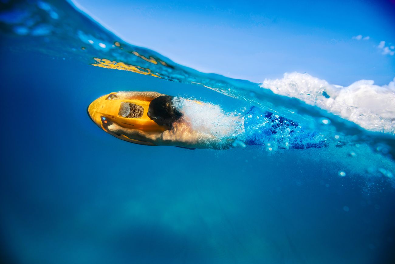A SEABOB-Jet offers all-round high-performance. Its hydrodynamic shape provides for an astounding degree of agility in the water. Steering and diving could not be easier – all it requires is for the pilot to shift his bodyweight.