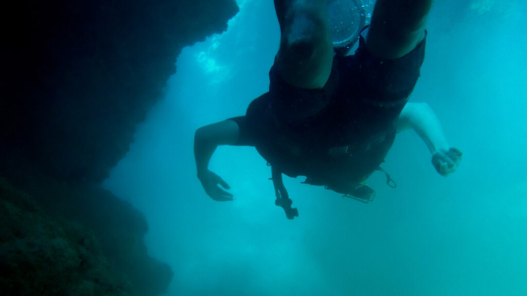diver in low visibility waters