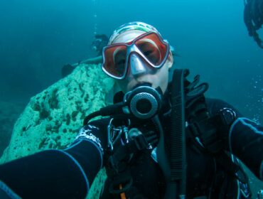 diver wearing a color correction scuba mask