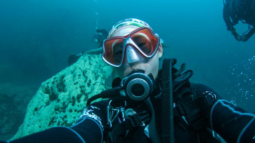 diver wearing a color correction scuba mask