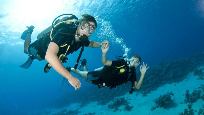 divers practicing the buddy system