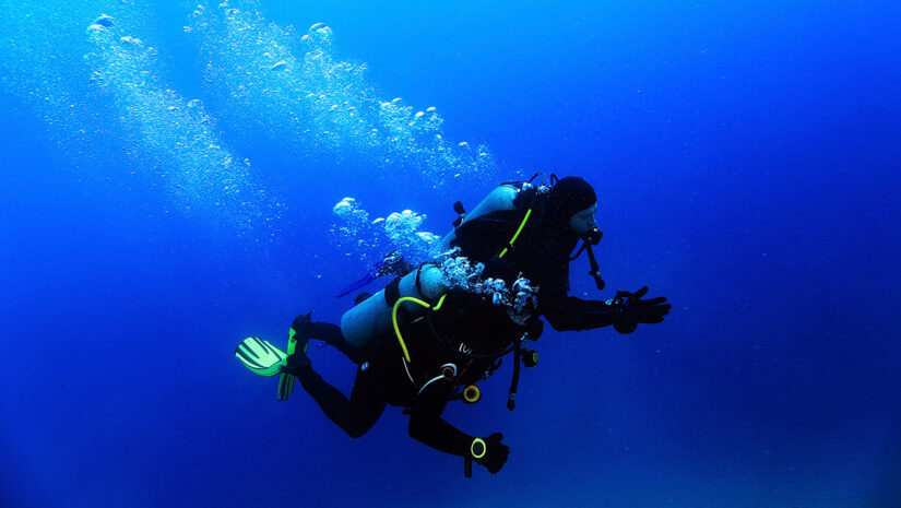 buddy breathing on a dive
