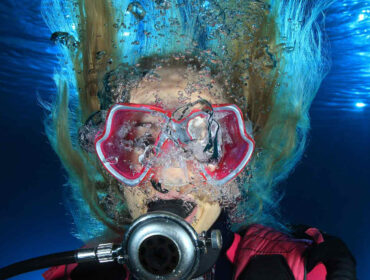 female scuba diver with long unkempt hair
