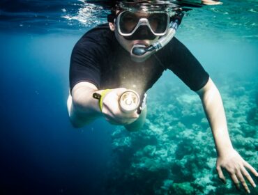 diver using scuba diving lights