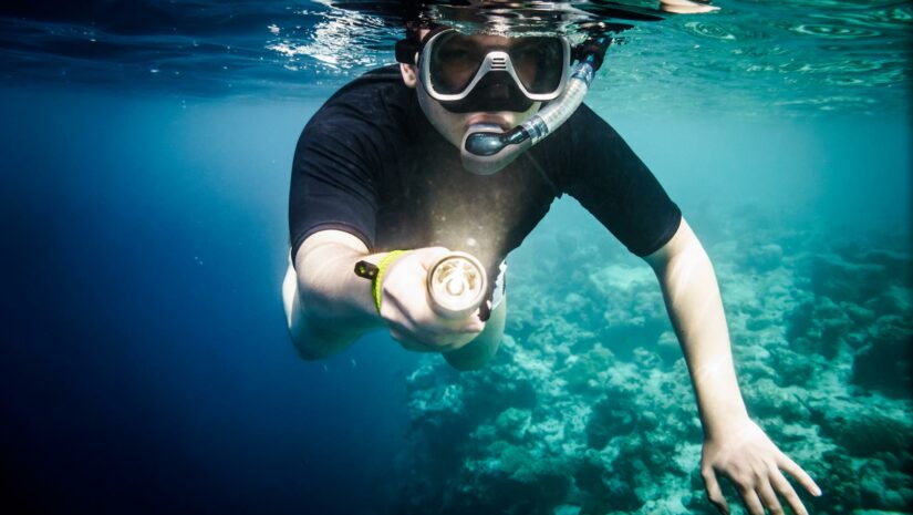 diver using scuba diving lights