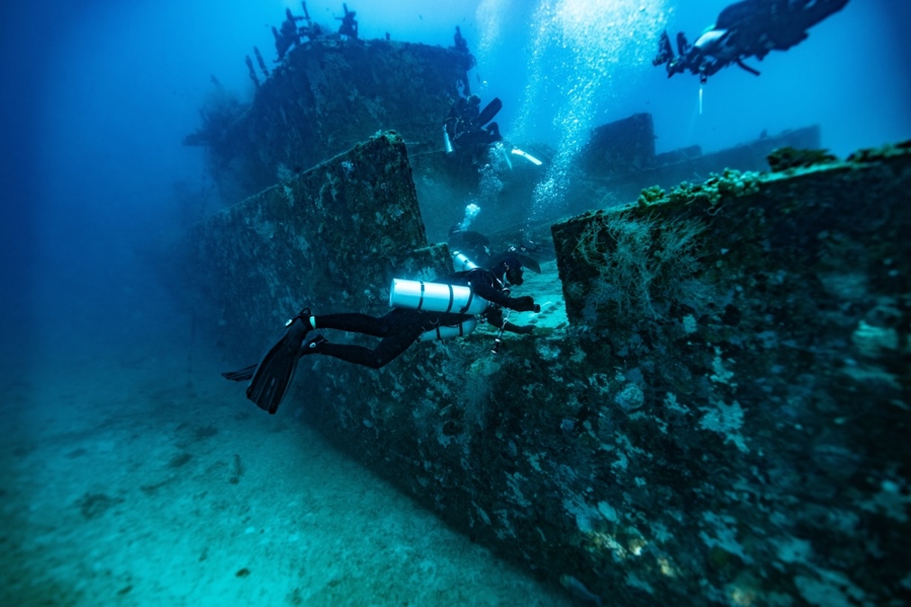 This photo is about scuba diving in the Maldives Islands. Starting from Male Airport, the photos range from underwater shots to mermaid shots by boat. This photo is about scuba diving in the Maldives