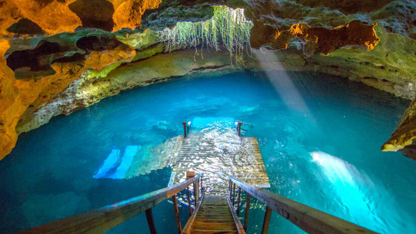 entering the Devil’s Den in Florida