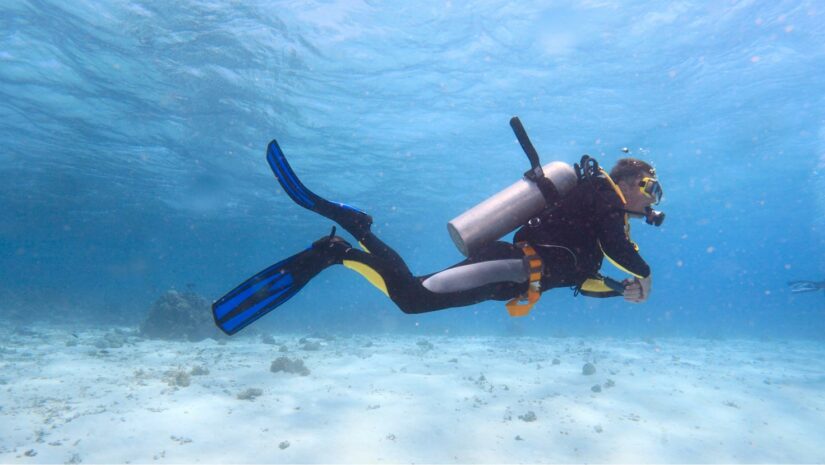 diver utilizing a basic scuba finning technique