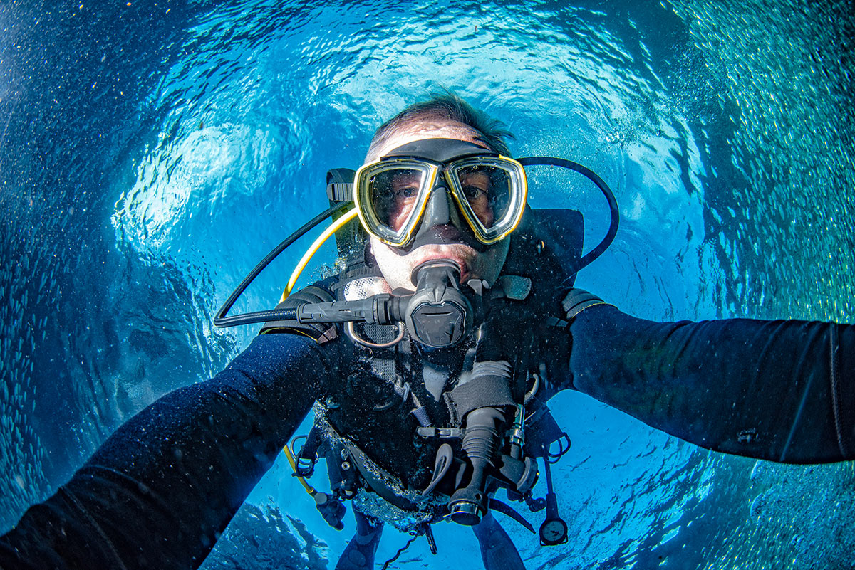 scuba diver wearing diving mask how to pre-treat a scuba mask