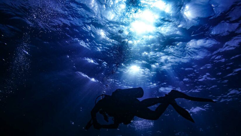 scuba divers underwater negative entry