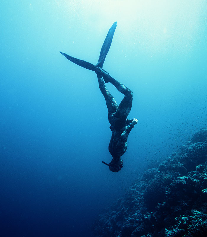 freediver underwater descending