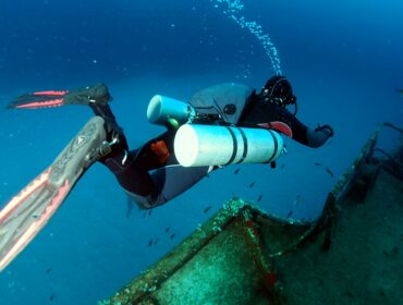 sidemount diver underwater diving wreck