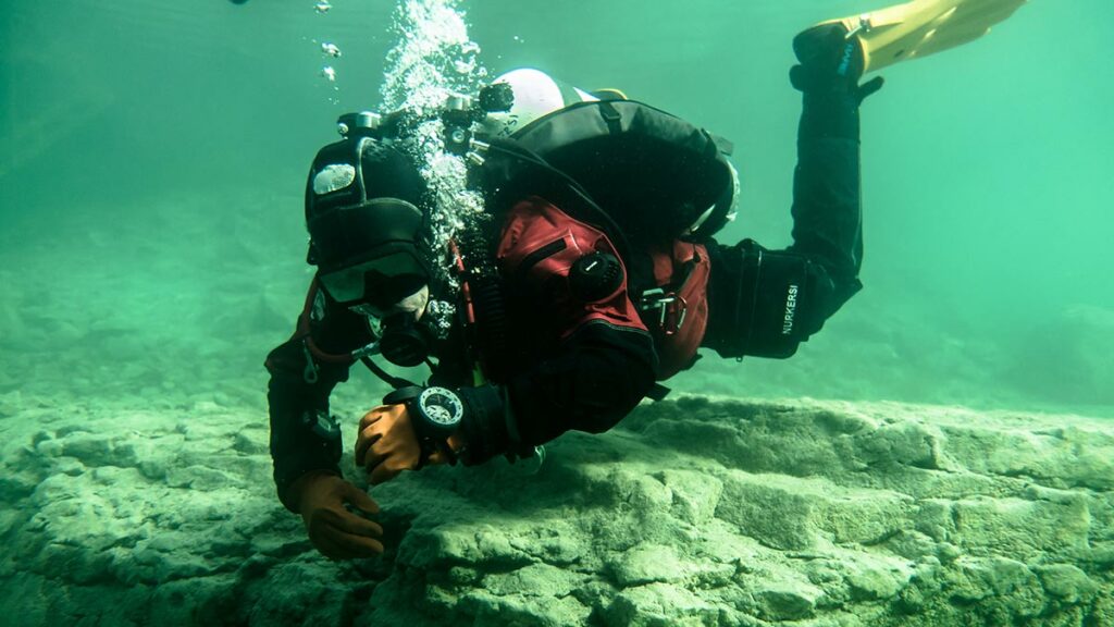 scuba diver river diving