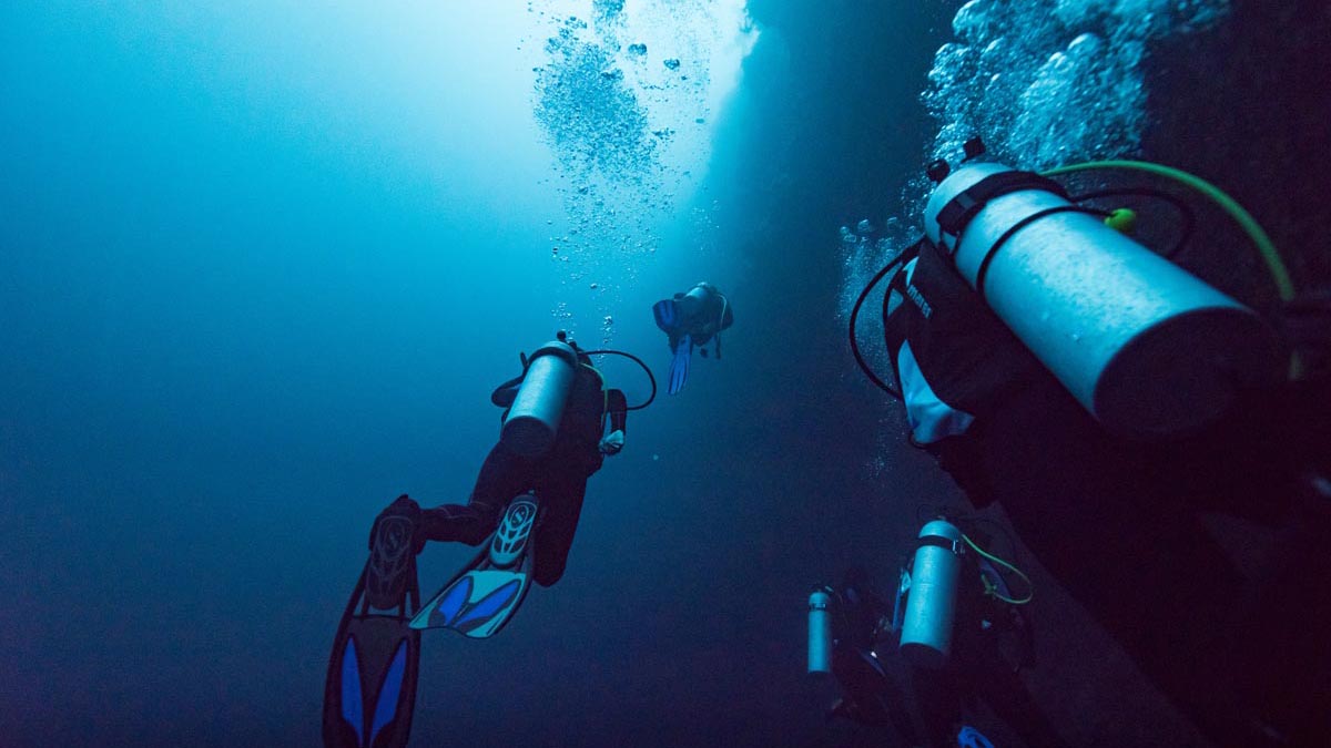 Scuba divers underwater, The Great Blue Hole, Belize Barrier Reef, Lighthouse Reef, Belize