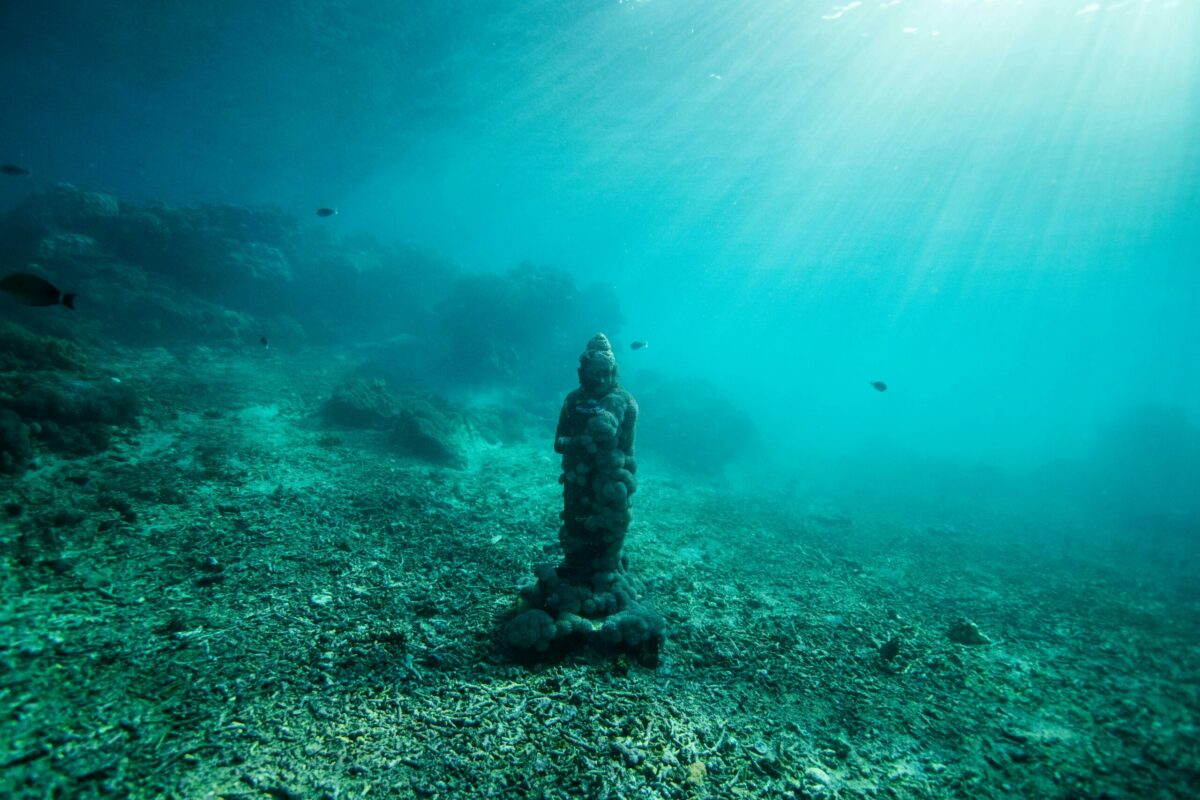 a wreck dive statue