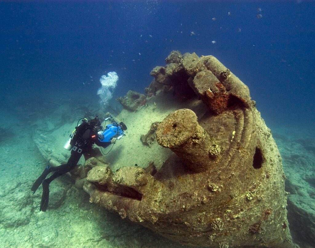 scuba diver does wreck diving