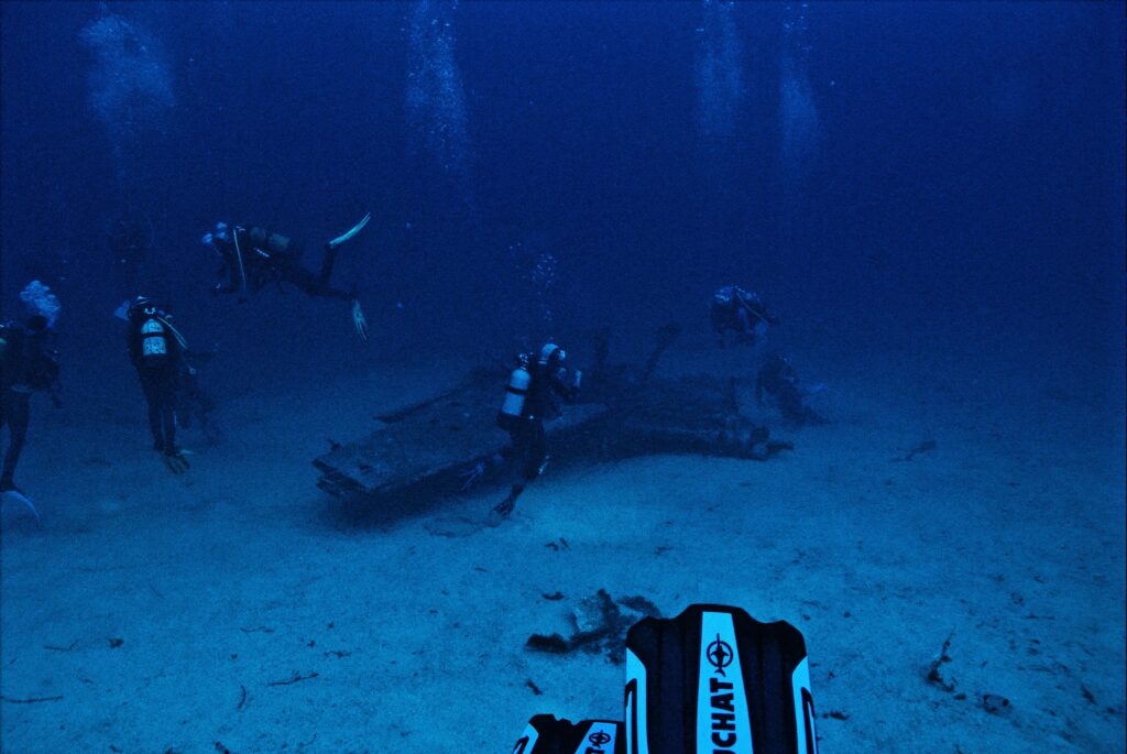 a picture of a scuba diving team 