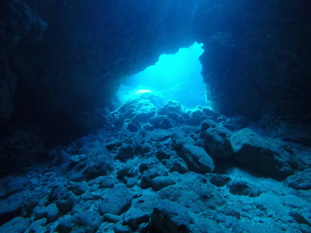 an example of low visibility when cave diving