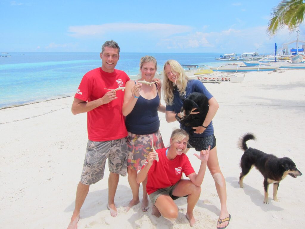 A photo of divers on their way to their Malapascua diving itinerary
