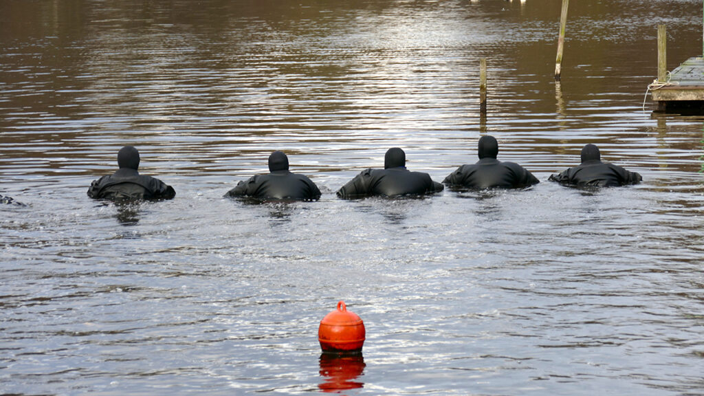 Kettenbildung - underwater crime scene investigation