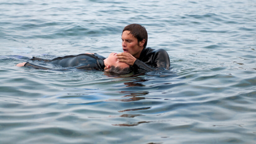 Diver giving CPR to a diving casualty