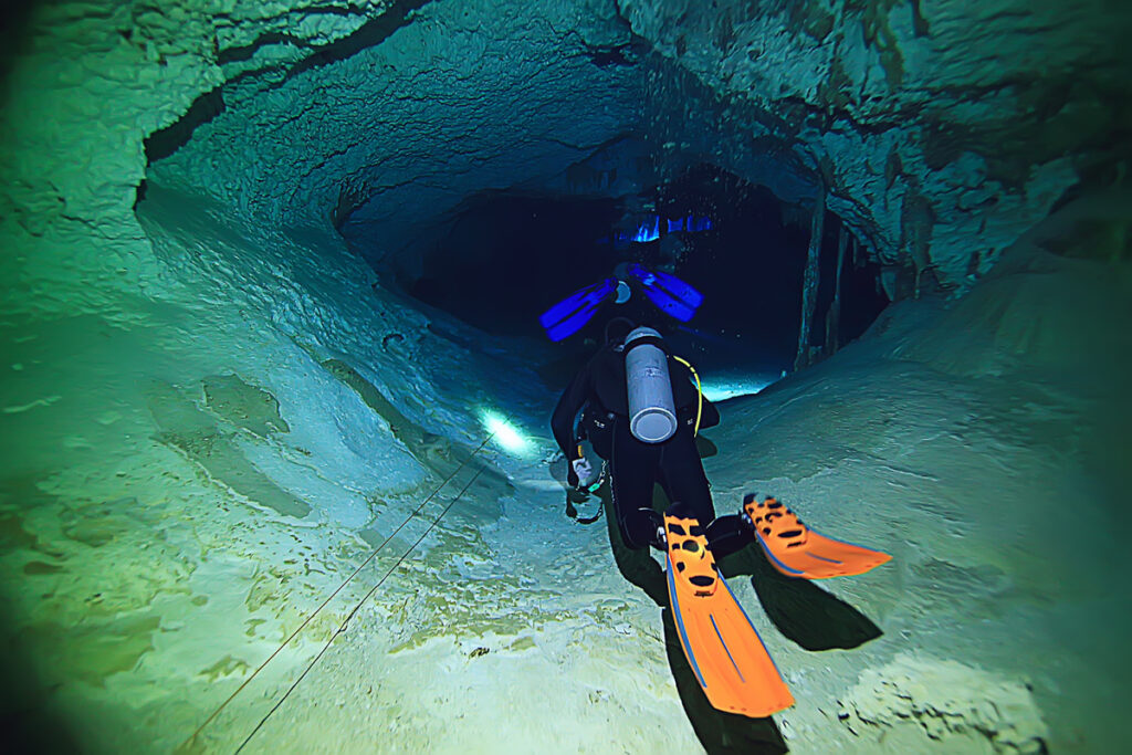 cave technical diving, sport, high risk of accidents, fear of caves