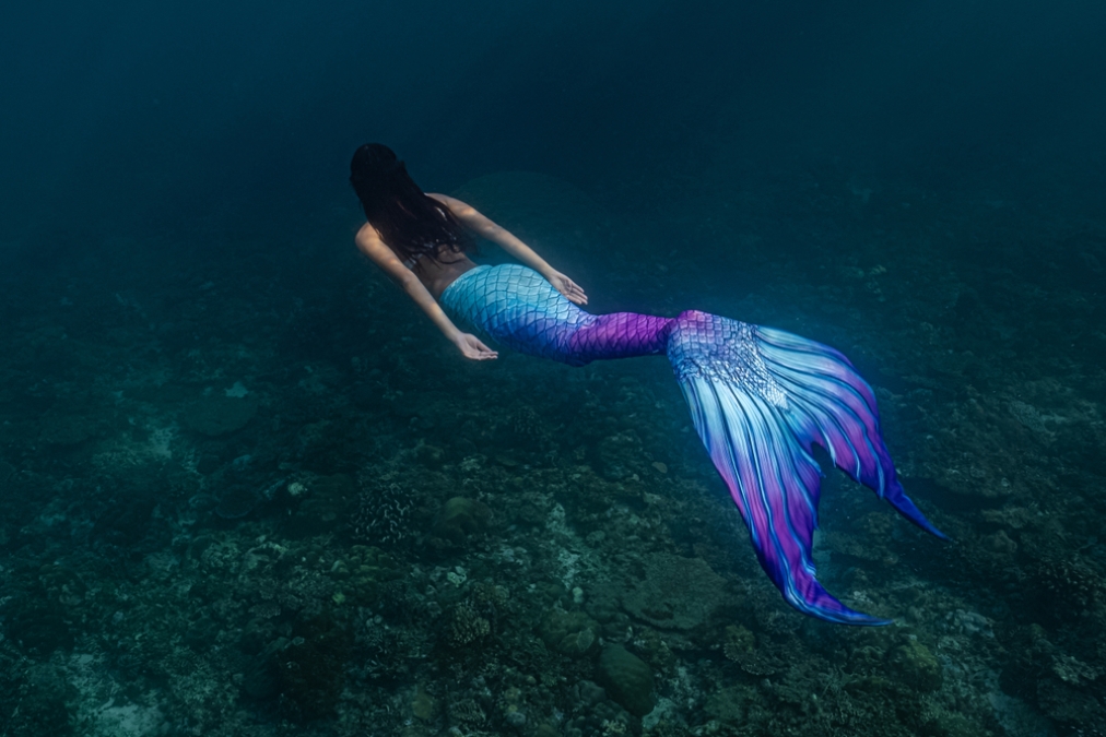 Mermaid Diving blue tail