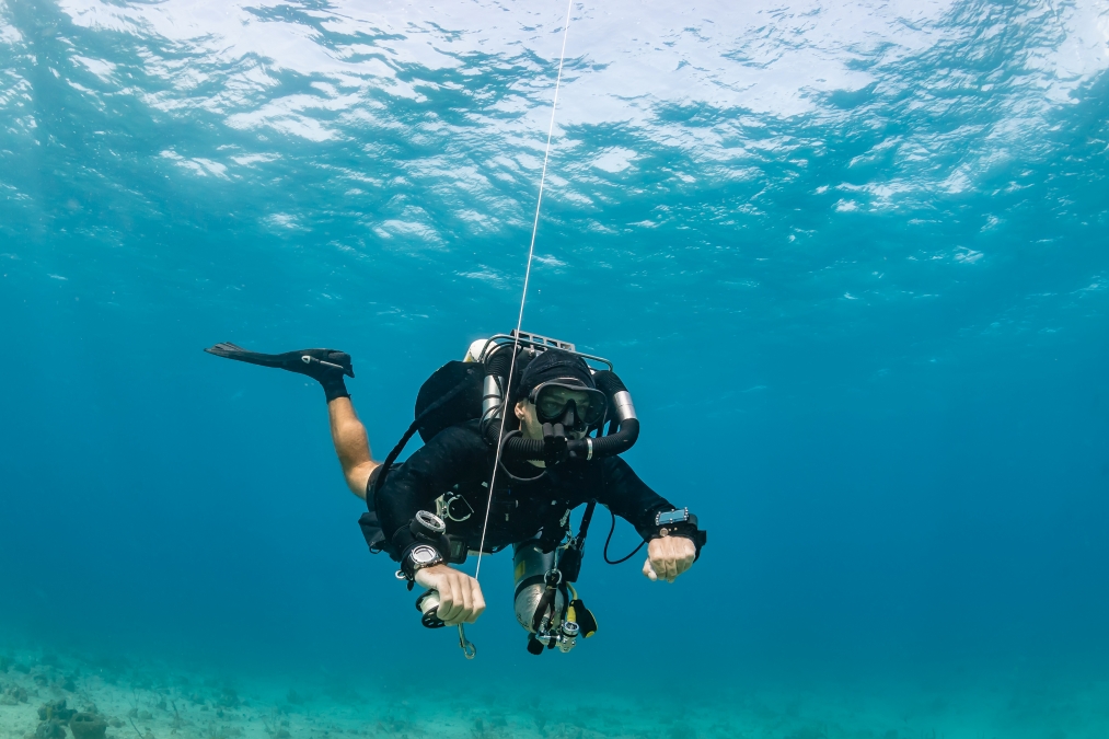 diver with full equipment holding string