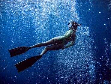 woman swimming with freediving mask and fins