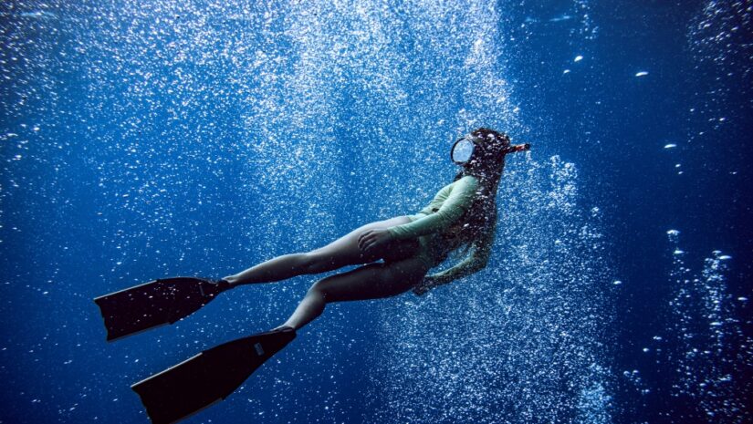 woman swimming with freediving mask and fins