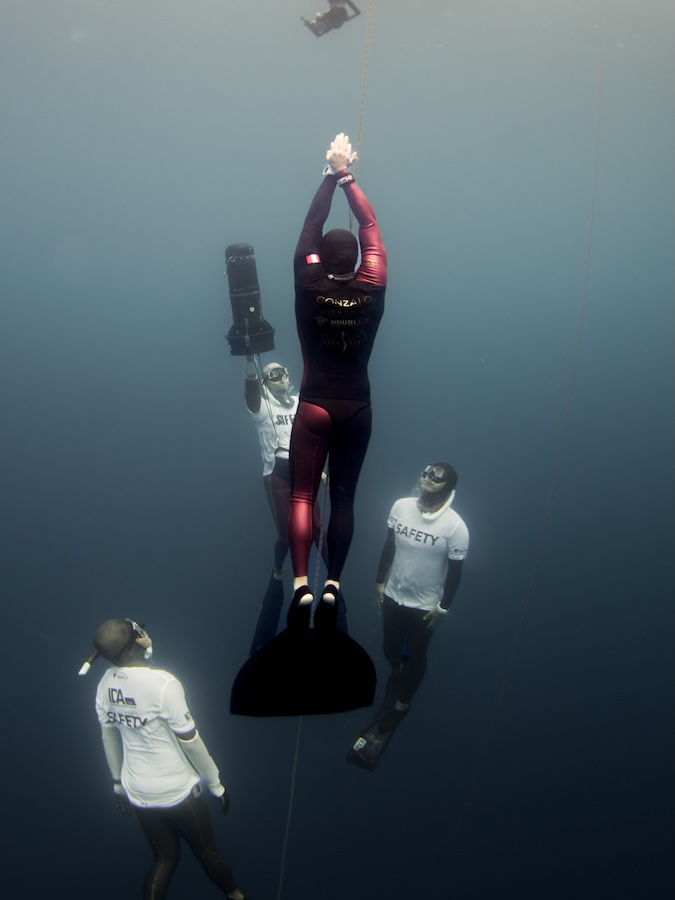 freediving competition with mediators watching